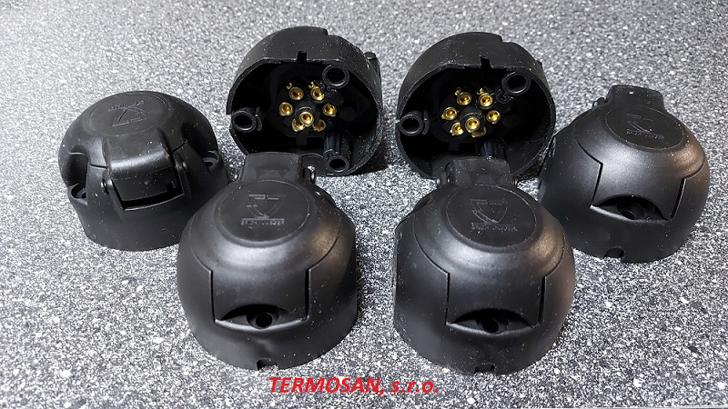 Zásuvka 12V 7- pólová plast